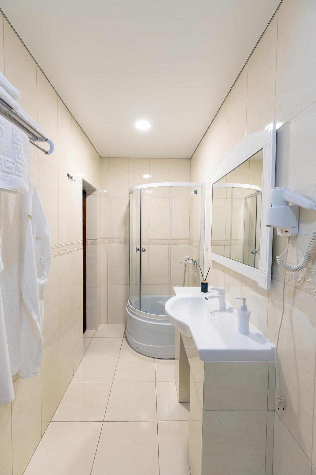 Sv Hotel, Restaurant & Airport Parking Todiresti  外观 照片