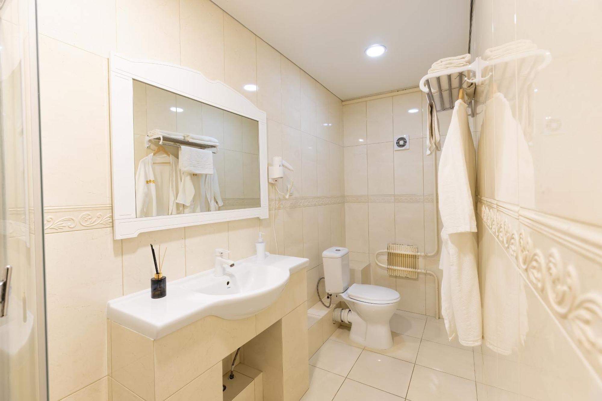 Sv Hotel, Restaurant & Airport Parking Todiresti  外观 照片