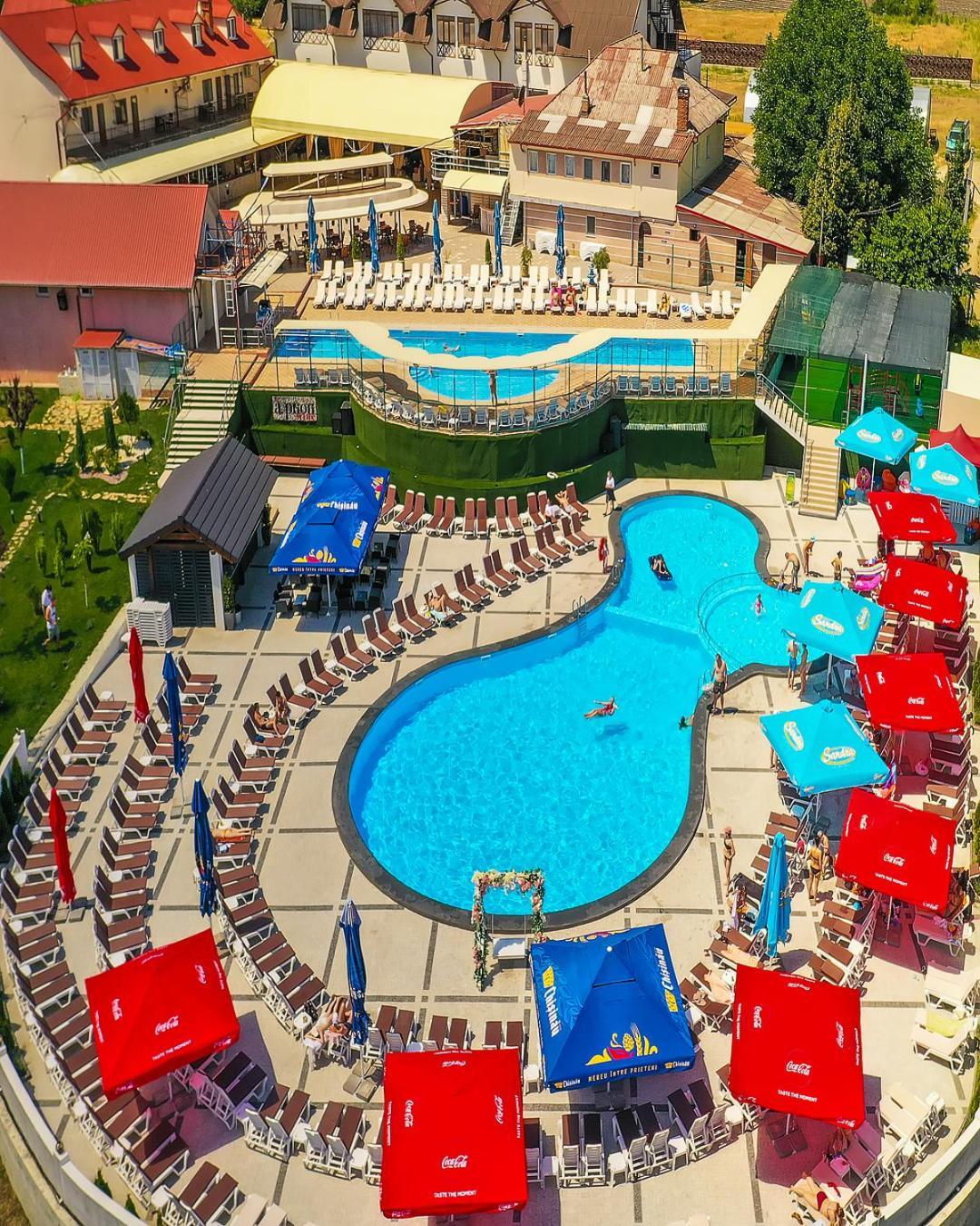 Sv Hotel, Restaurant & Airport Parking Todiresti  外观 照片