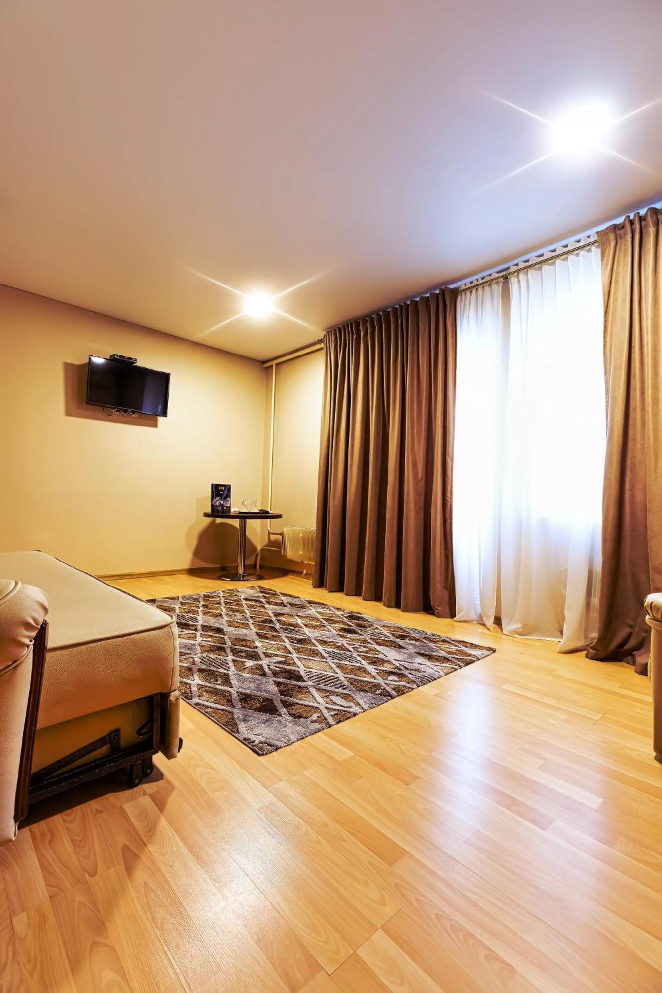 Sv Hotel, Restaurant & Airport Parking Todiresti  外观 照片
