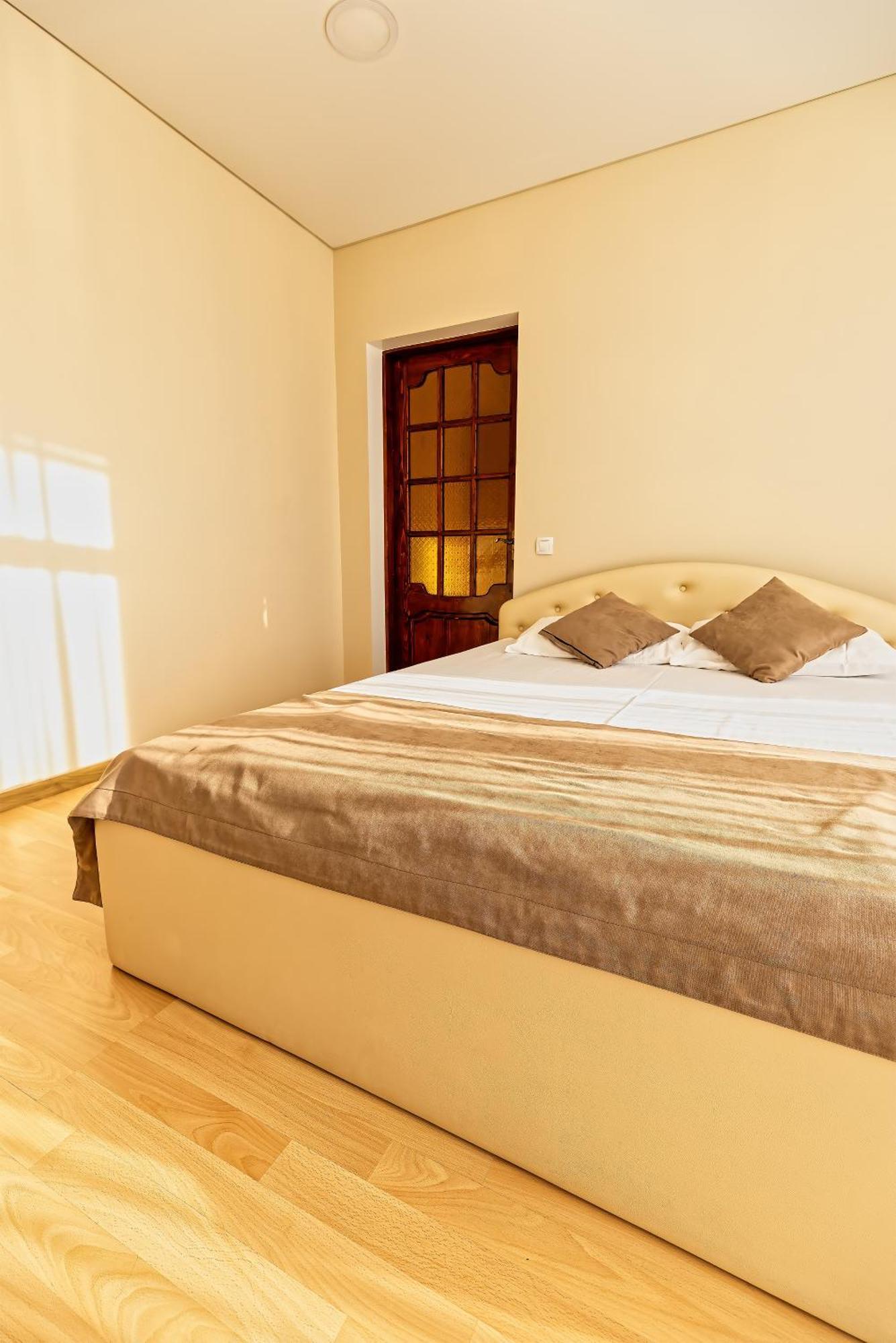 Sv Hotel, Restaurant & Airport Parking Todiresti  外观 照片