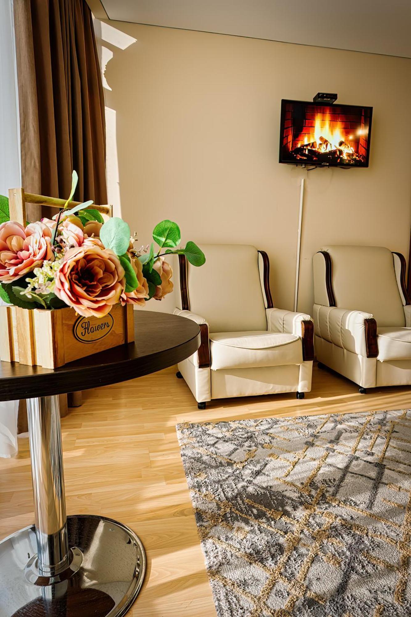 Sv Hotel, Restaurant & Airport Parking Todiresti  外观 照片