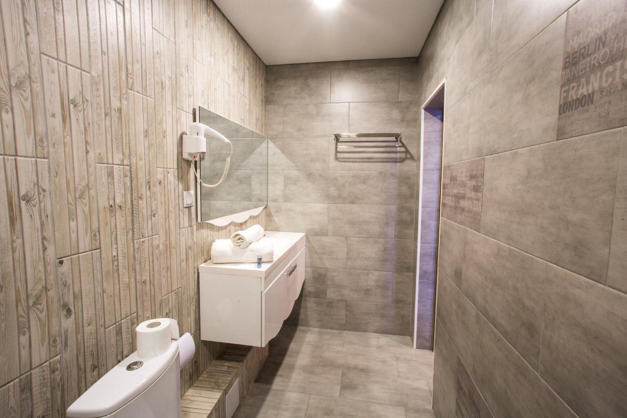 Sv Hotel, Restaurant & Airport Parking Todiresti  外观 照片