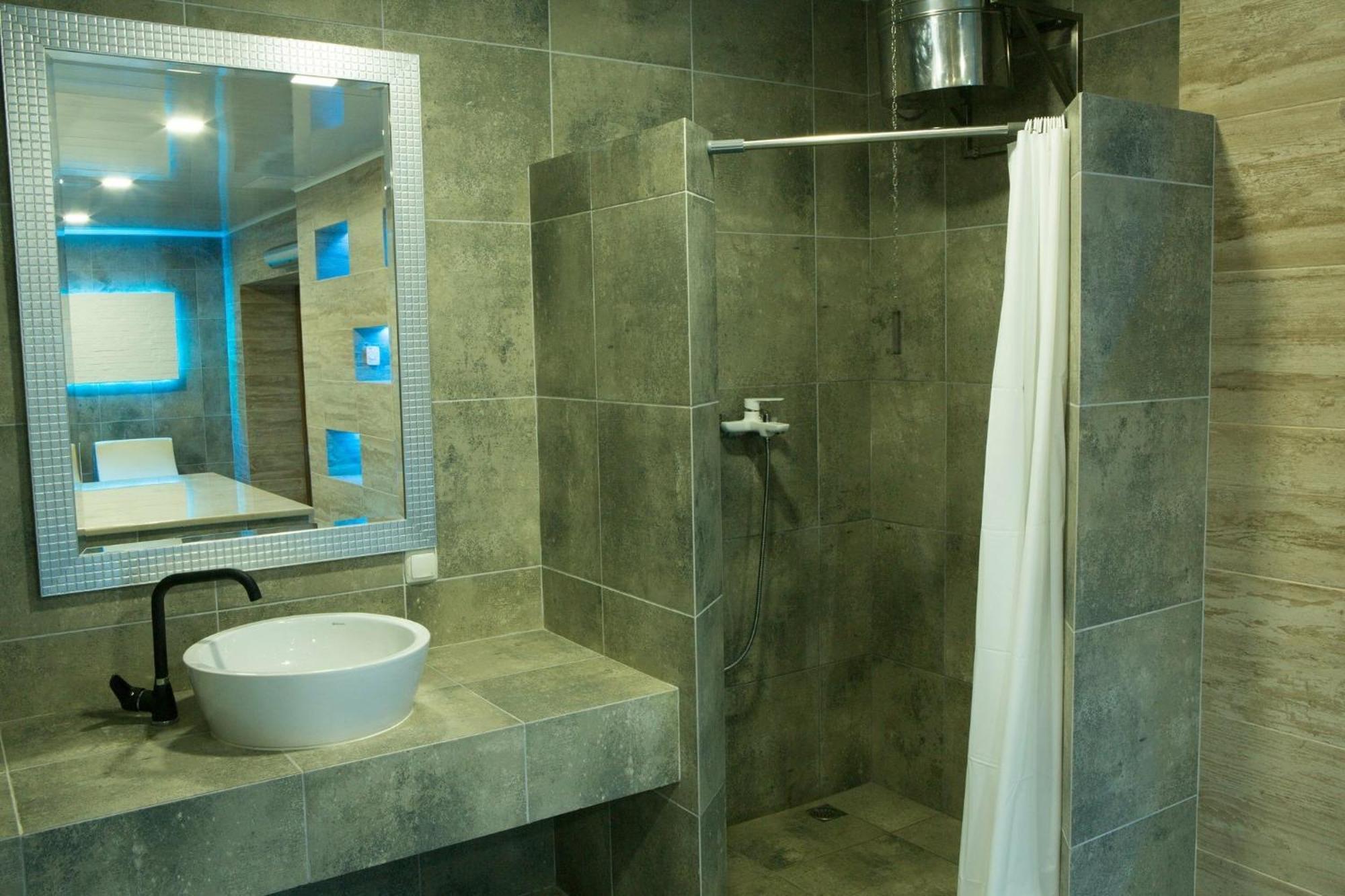 Sv Hotel, Restaurant & Airport Parking Todiresti  外观 照片